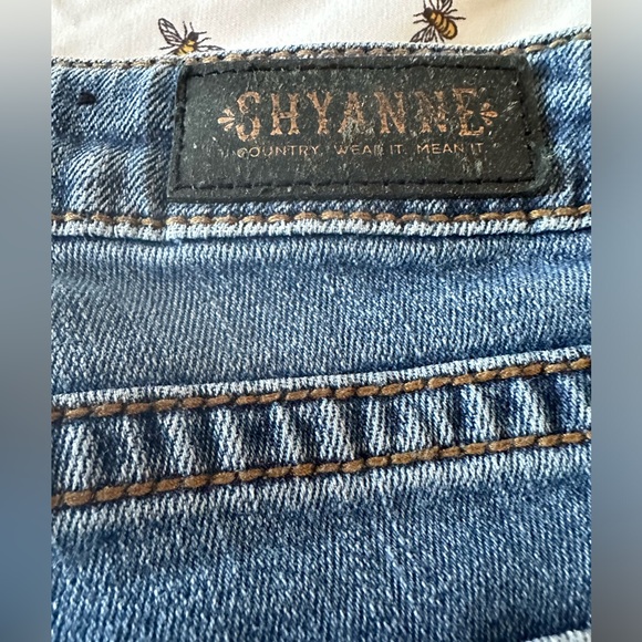 Shyanne Distressed Denim Cut Offs Size 26 Detailed Back Pockets - Summer Ready - Picture 6 of 7